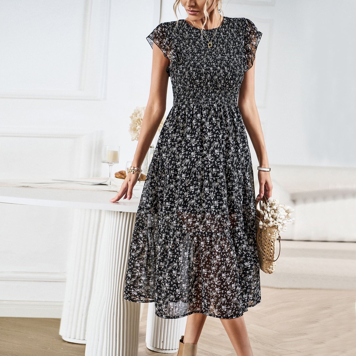 Elegante vestido midi floral de verano de Isabella Sol