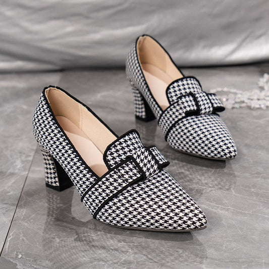 Elegantes tacones Isabella Sol con estampado de pata de gallo para uso diario.