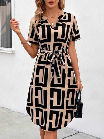 Elegante vestido midi de rayas con escote en V de Isabella Sol