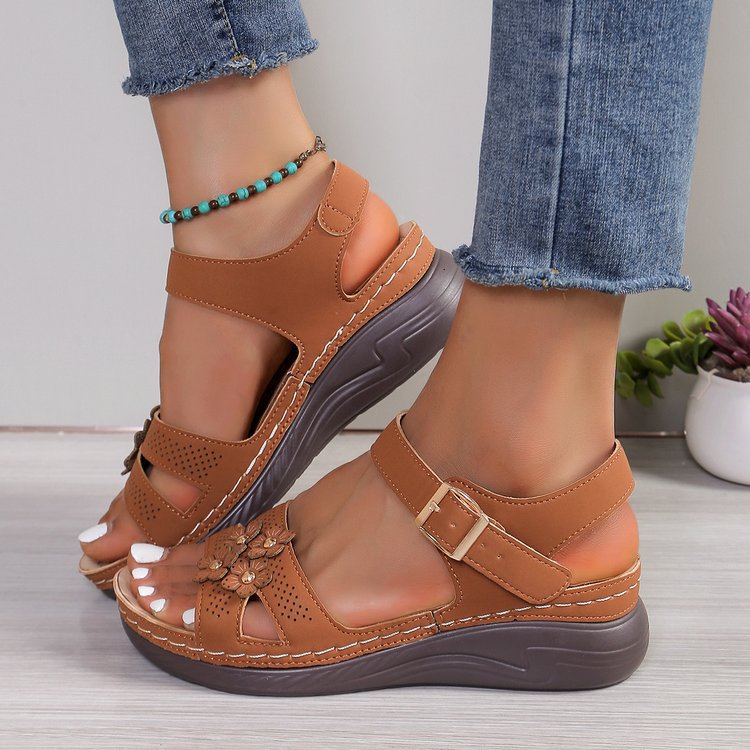 Sandalias de cuña con estampado floral de Isabella Sol.