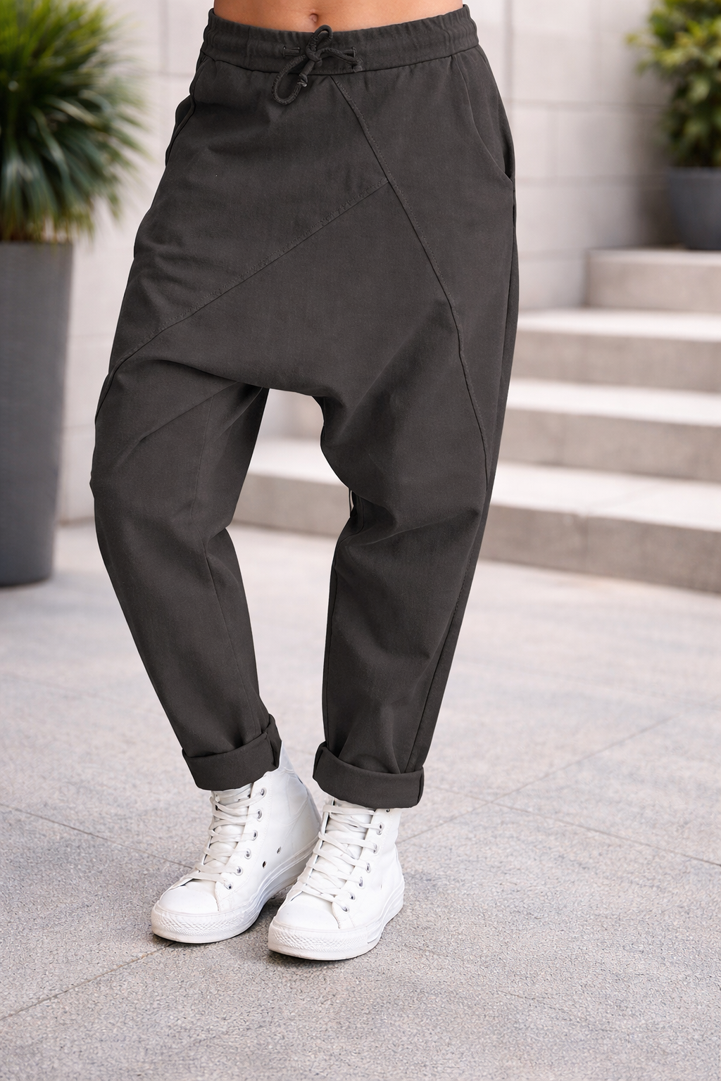 Pantalones harem de algodón de corte relajado de Isabella Sol
