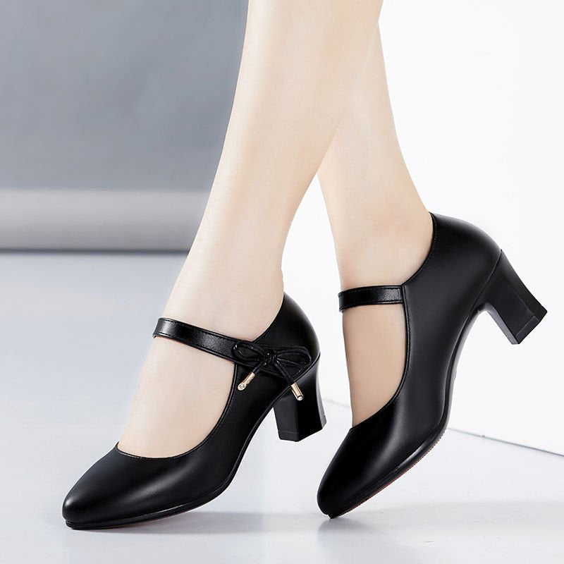 Elegantes zapatos de tacón medio con hebilla de Isabella Sol.