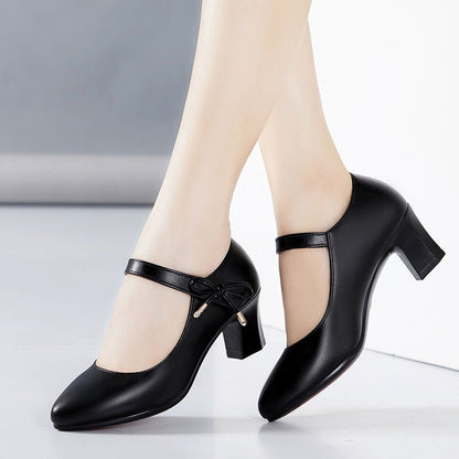 Elegantes zapatos de tacón medio con hebilla de Isabella Sol.