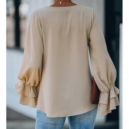 Elegante top con escote en V y mangas con volantes de Isabella Sol.