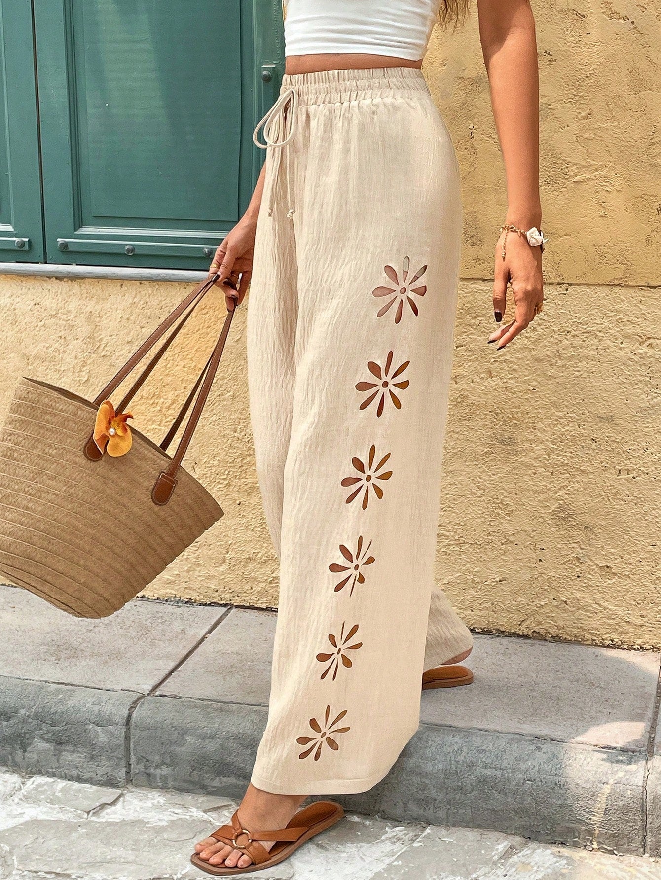 Pantalones elegantes de Isabella Sol con cordón ajustable y aberturas florales.