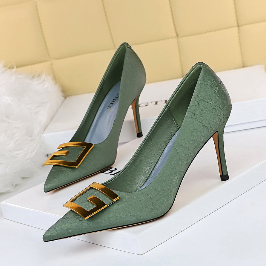 Elegantes tacones de aguja con lentejuelas de Isabella Sol.