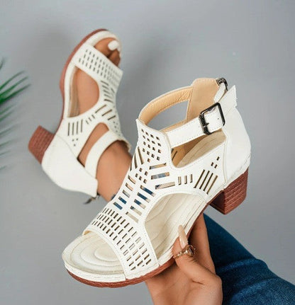 Sandalias elegantes con aberturas y tacón grueso de Isabella Sol