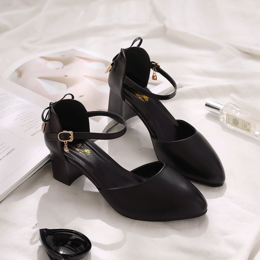 Elegantes zapatos de tacón grueso de Isabella Sol.