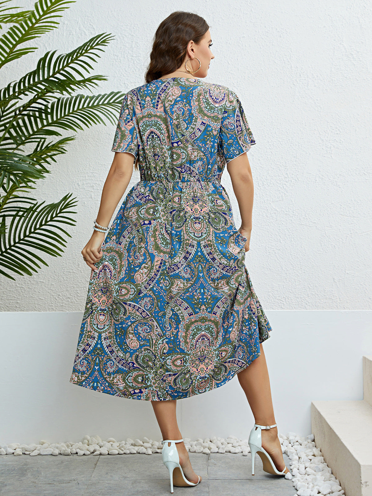 Vestido de verano con escote en V y estampado retro de Isabella Sol