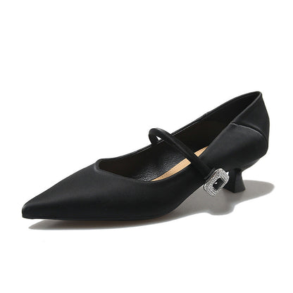 Elegantes tacones con pedrería de Isabella Sol