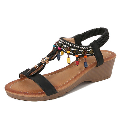 Elegantes sandalias de cuña con pedrería de Isabella Sol