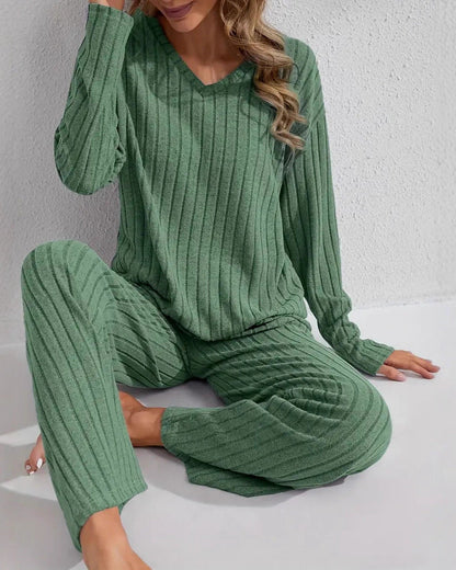 Conjunto informal y cómodo de top de manga larga y pantalón acanalados para mujer.
