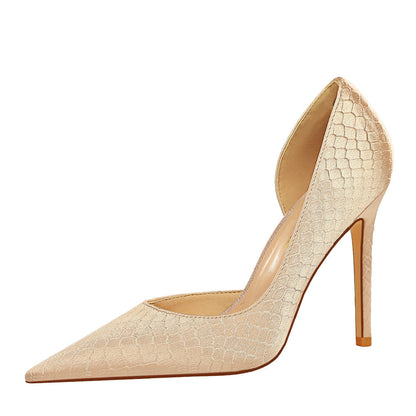 Elegantes zapatos de tacón de seda con punta de Isabella Sol.
