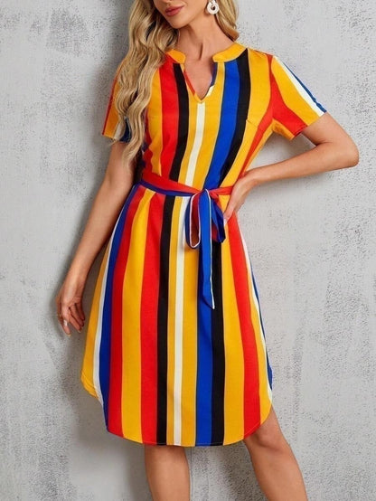 Elegante vestido midi de rayas con escote en V de Isabella Sol