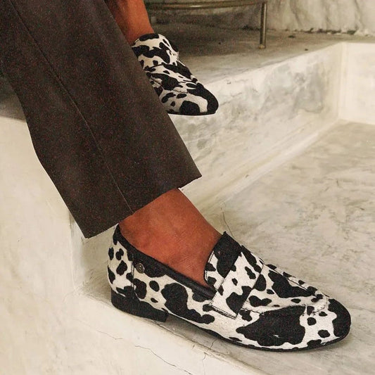 Zapatos de talla grande con punta redonda y estampado de vaca de Isabella Sol