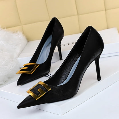 Elegantes tacones de aguja con lentejuelas de Isabella Sol.