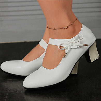 Elegantes zapatos de tacón medio con hebilla de Isabella Sol.