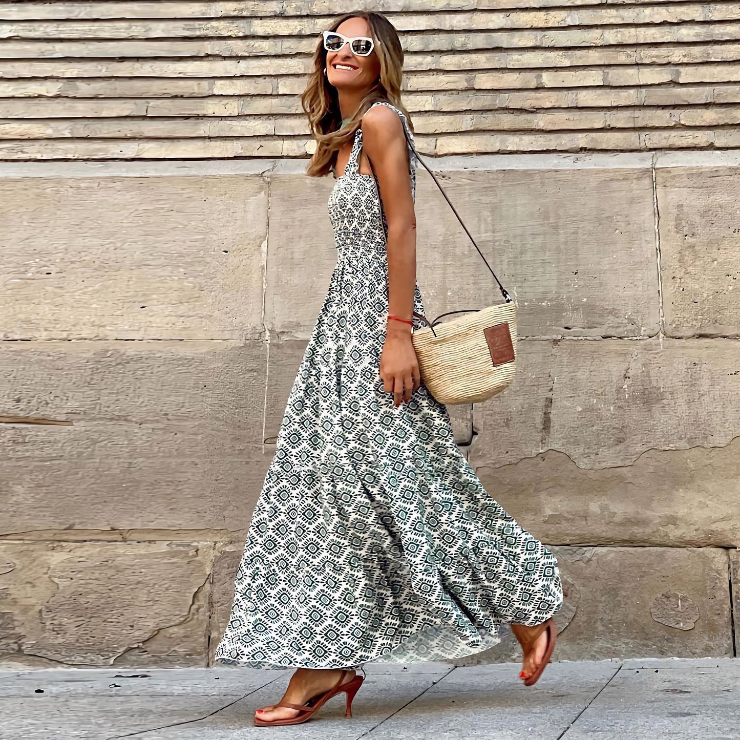 Elegante vestido de tirantes con estampado floral de Isabella Sol.
