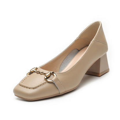 Elegantes zapatos de tacón de punta cuadrada de Isabella Sol.