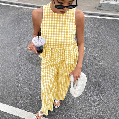Top informal de cuello redondo sin mangas para mujer con bajo con volantes y pantalones de pierna recta.