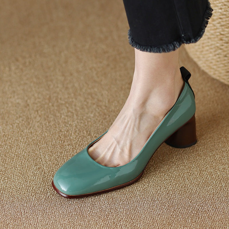 Elegantes zapatos de tacón grueso de piel de Isabella Sol.
