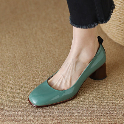 Elegantes zapatos de tacón grueso de piel de Isabella Sol.