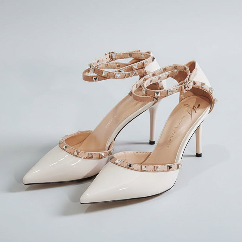 Elegantes tacones altos con remaches de Isabella Sol