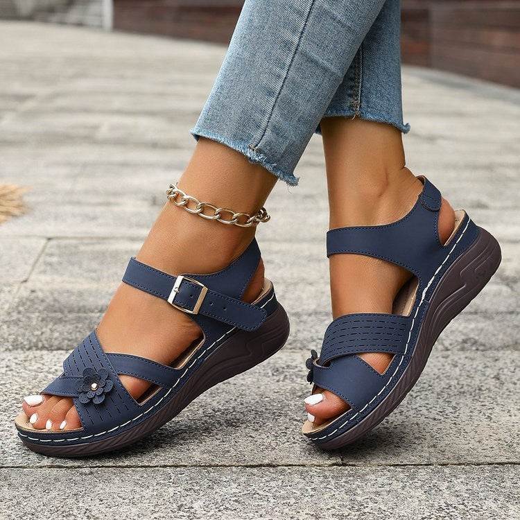 Elegantes sandalias de plataforma de talla grande con estampado floral de Isabella Sol.