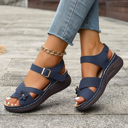 Elegantes sandalias de plataforma de talla grande con estampado floral de Isabella Sol.