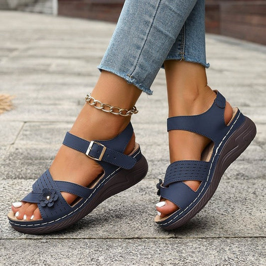 Elegantes sandalias de plataforma de talla grande con estampado floral de Isabella Sol.