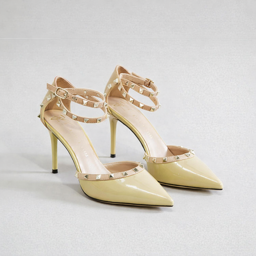 Elegantes tacones altos con remaches de Isabella Sol