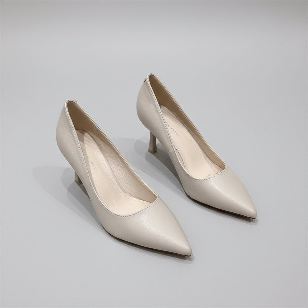 Elegantes zapatos de tacón de punta de Isabella Sol.