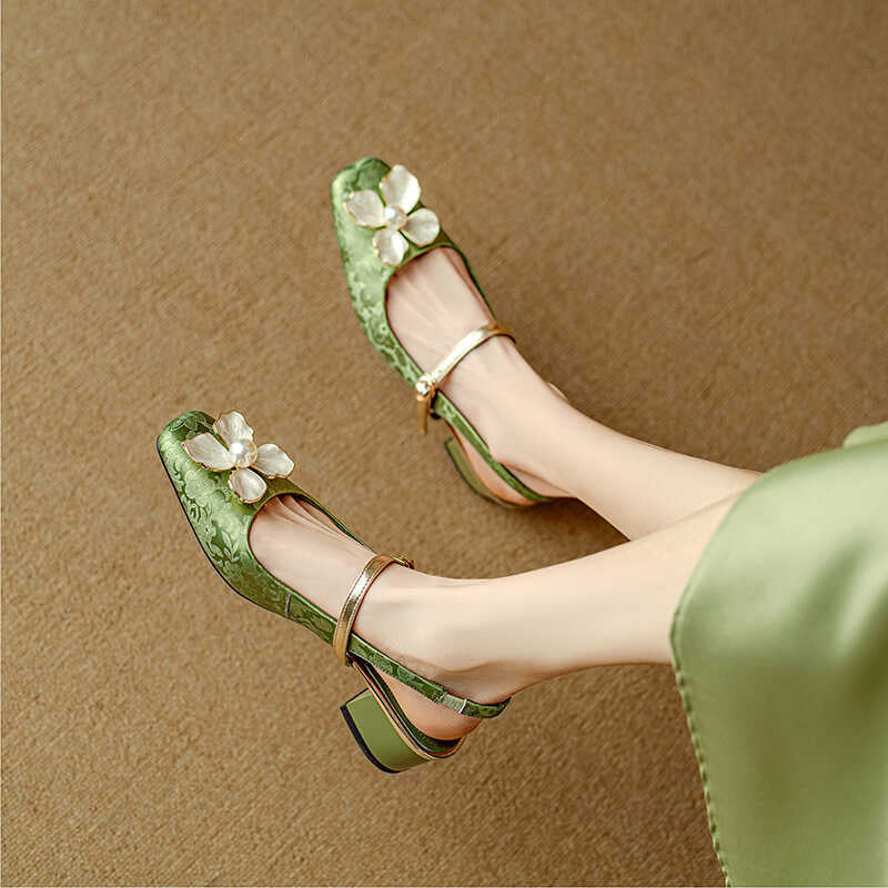 Zapatos de tacón de punta cuadrada con estampado floral vintage de Isabella Sol