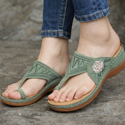 Sandalias de cuña con bordados florales de Isabella Sol.