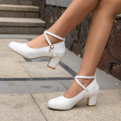 Elegantes zapatos Mary Jane de tacón grueso de Isabella Sol.