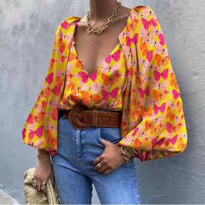 Blusa retro con escote en V y mariposas de Isabella Sol