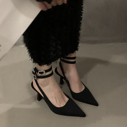 Elegantes zapatos de tacón de punta de Isabella Sol.