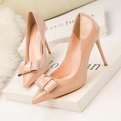 Elegantes zapatos de tacón con lazo de Isabella Sol.