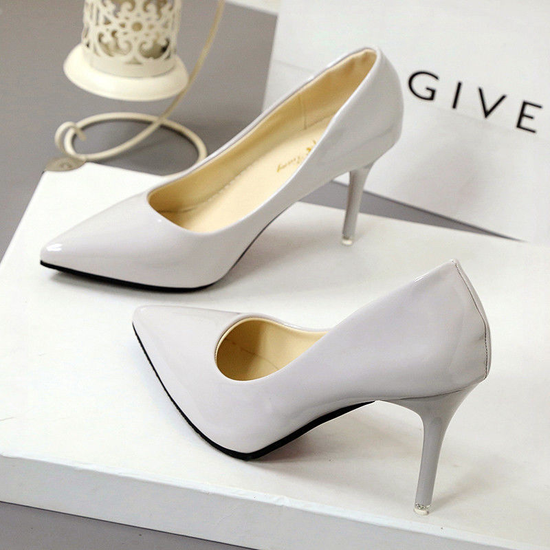 Elegantes tacones de aguja puntiagudos de Isabella Sol