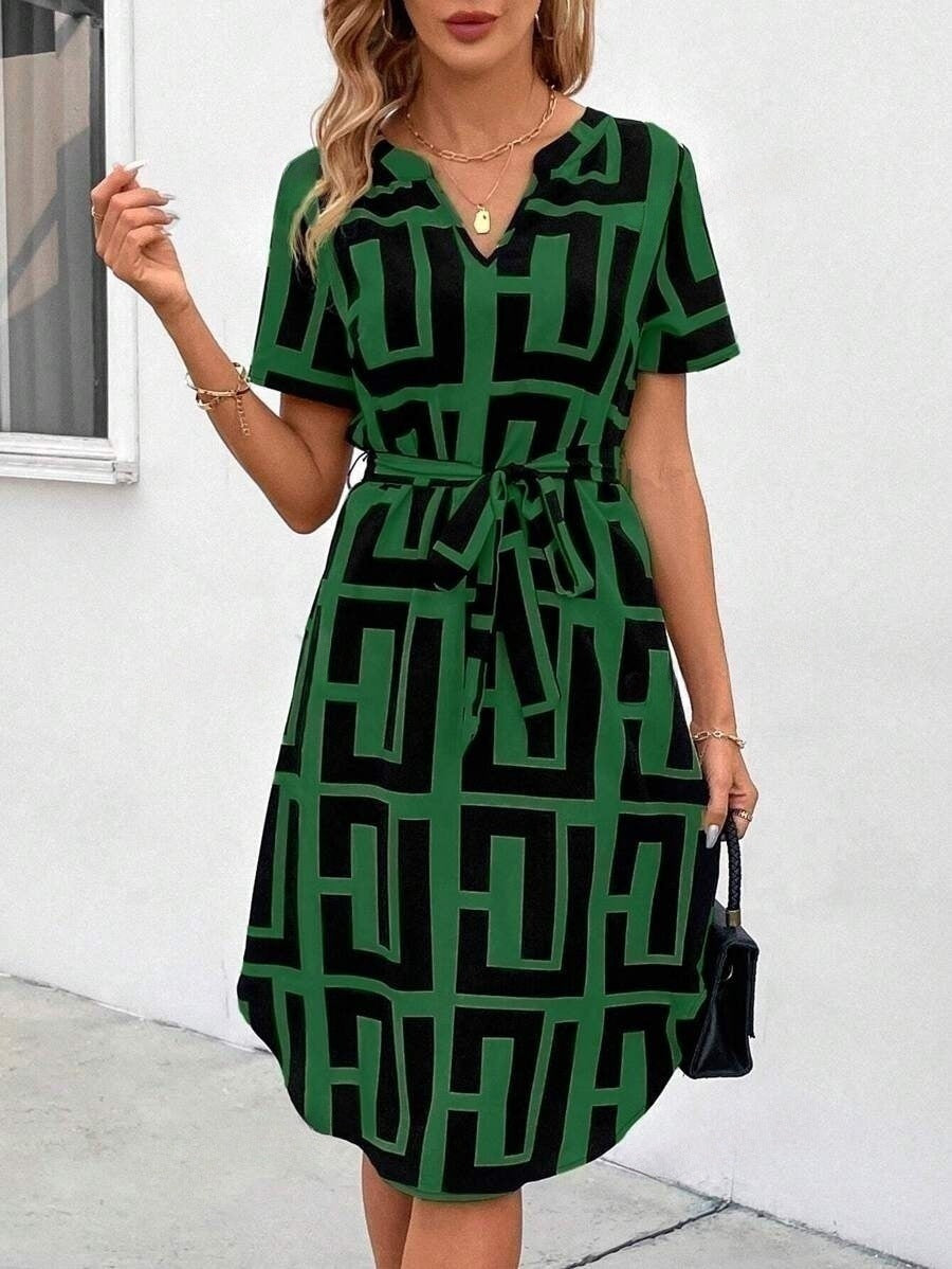 Elegante vestido midi de rayas con escote en V de Isabella Sol