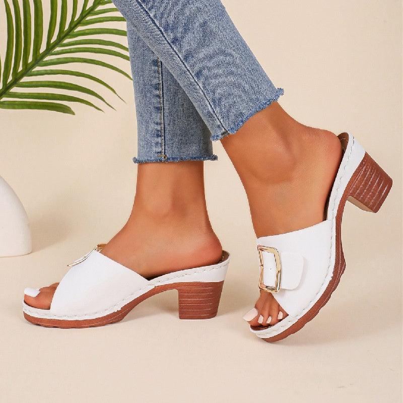 Elegantes sandalias de tacón alto con hebilla de Isabella Sol.