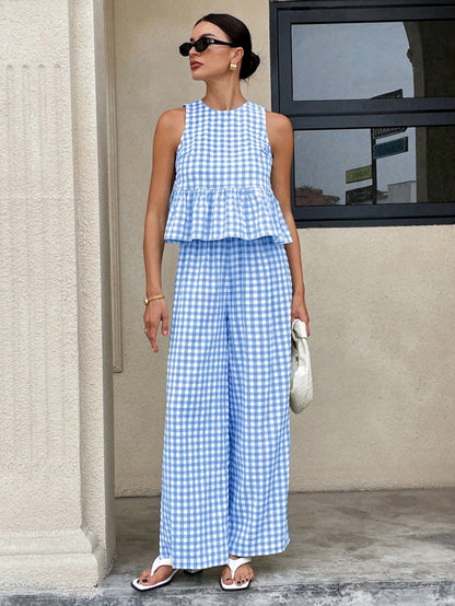 Top informal de cuello redondo sin mangas para mujer con bajo con volantes y pantalones de pierna recta.