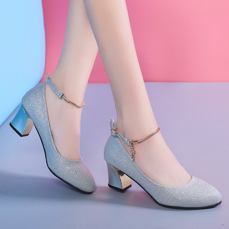 Elegantes zapatos de tacón grueso de Isabella Sol