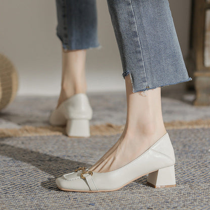 Elegantes zapatos de tacón de punta cuadrada de Isabella Sol.