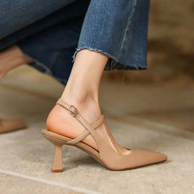 Elegantes tacones de aguja puntiagudos de Isabella Sol