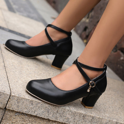 Elegantes zapatos Mary Jane de tacón grueso de Isabella Sol.
