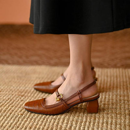 Elegantes zapatos de tacón Mary Jane de punta cuadrada de Isabella Sol.