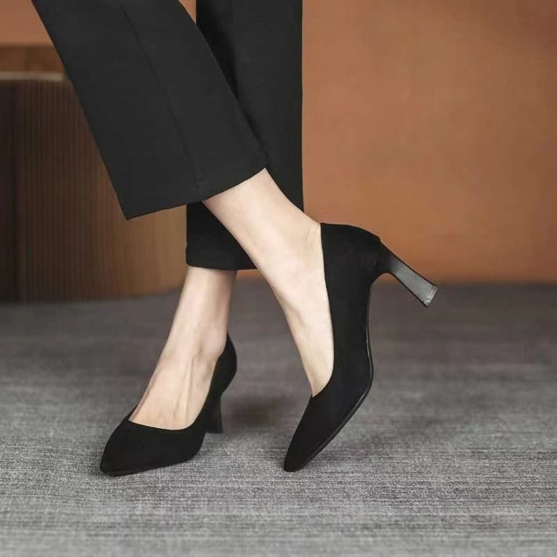 Elegantes zapatos de tacón de aguja negros de Isabella Sol.