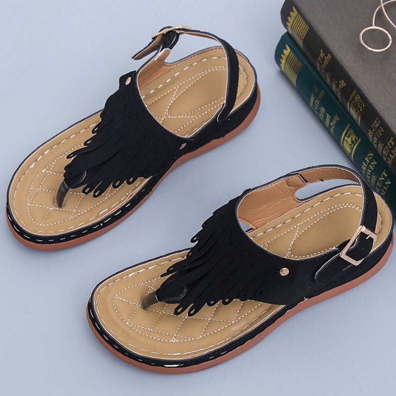 Sandalias de cuña tipo tanga con flecos estilo bohemio de Isabella Sol