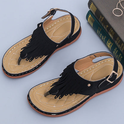 Sandalias de cuña tipo tanga con flecos estilo bohemio de Isabella Sol